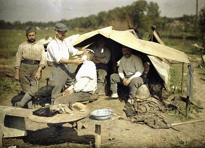 Soldaat die wordt geschoren door een barbier in een Frans militair kampement, Soissons, Aisne, Frankrijk, 1917 door Fernand Cuville